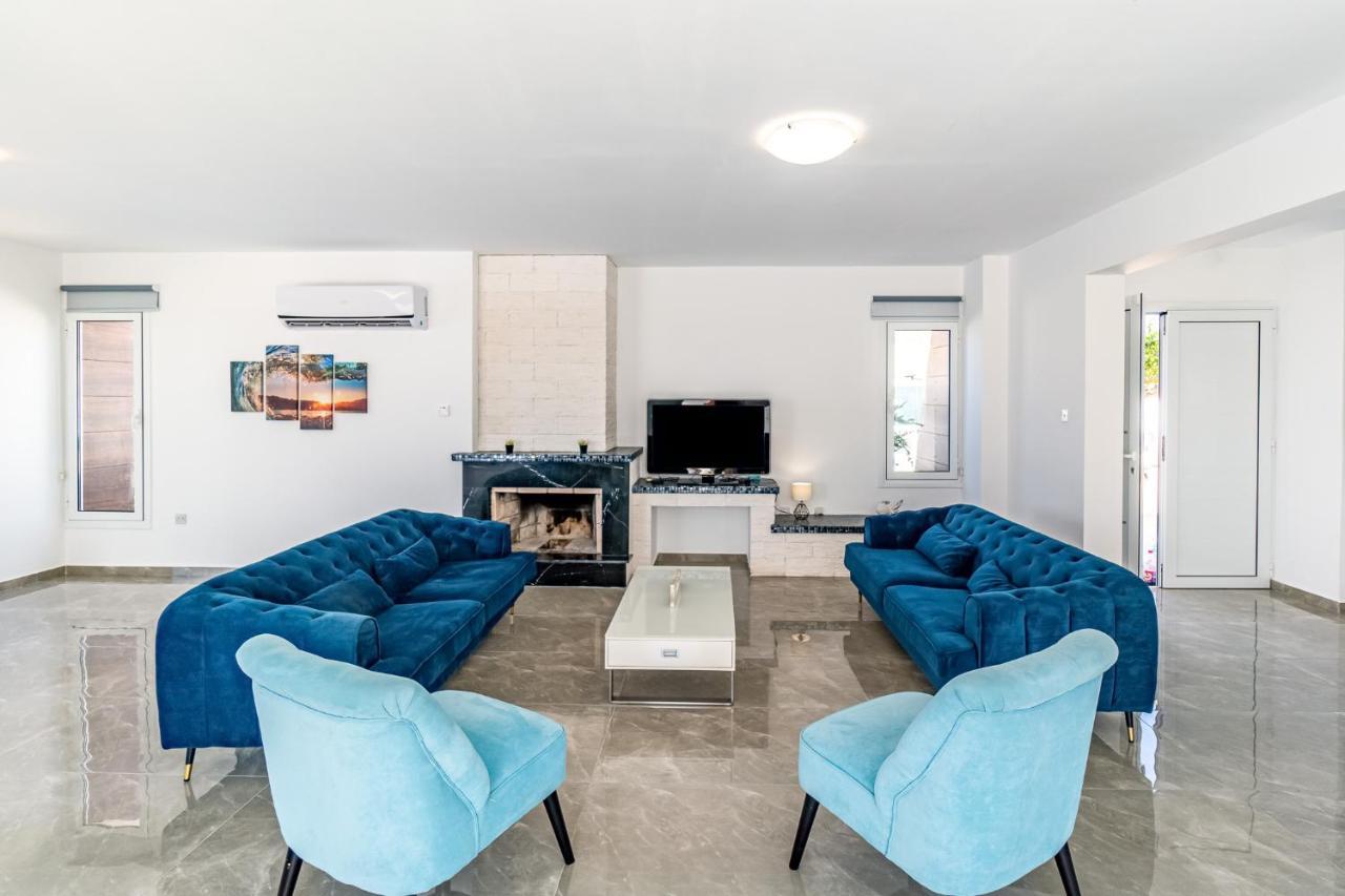 Beach Front Aqua Marina By Ezoria Villas باراليمني المظهر الخارجي الصورة